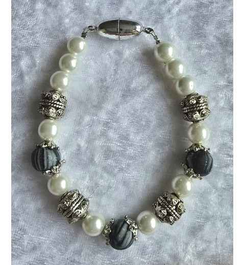 Armband mit verschiedenen Perlen schwarz/weiss