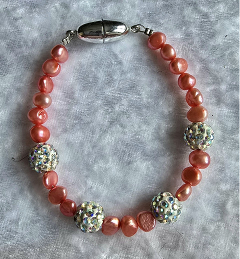 Armband mit verschiedenen Perlen coralle/weiss