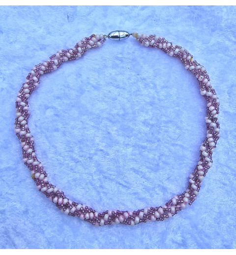 Gefädelte Halskette rosa