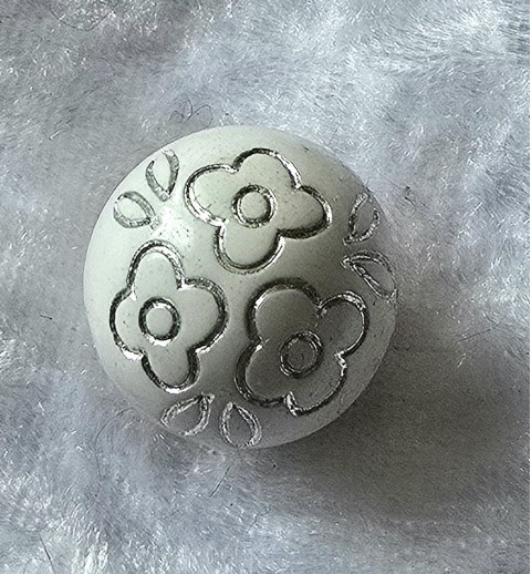 Kunststoff Perle weiss/silber Blumenmuster