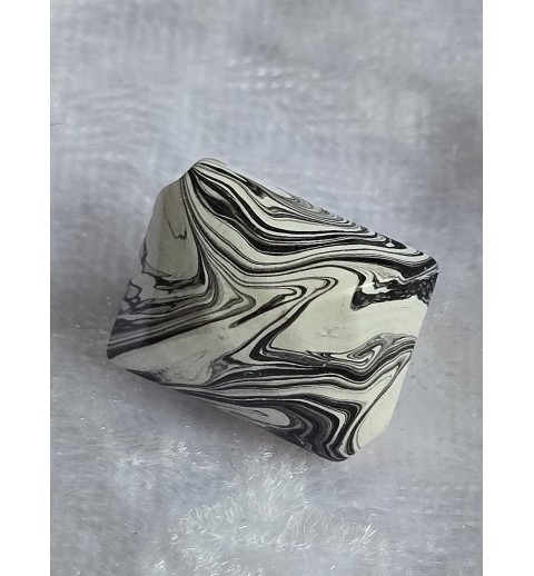 Kunststoff Perle schräg schwarz/weiss