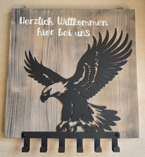 Garderobe Adler "Herzlich Willkommen hier bei uns"
