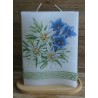 Kerze mit Edelweiss und Enzianmotiv auf ovalem Brettchen