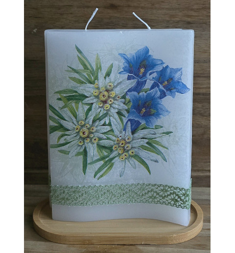 Kerze mit Edelweiss und Enzianmotiv auf ovalem