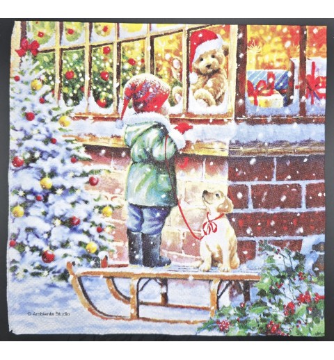 Serviette Kind steht auf Schlitten mit Hund/Weihnachtsbaum/Fenster/Teddybär/Schnee