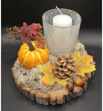 Herbst Deko auf Baumscheibe Kürbis/Kerze orange