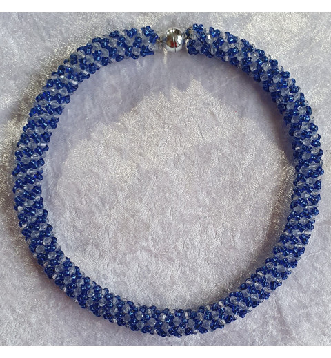 Gefädelte Halskette blau