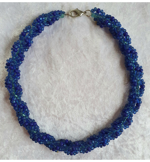 Gefädelte Halskette blau
