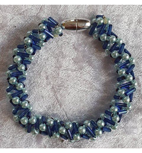 Gefädeltes Armband blau