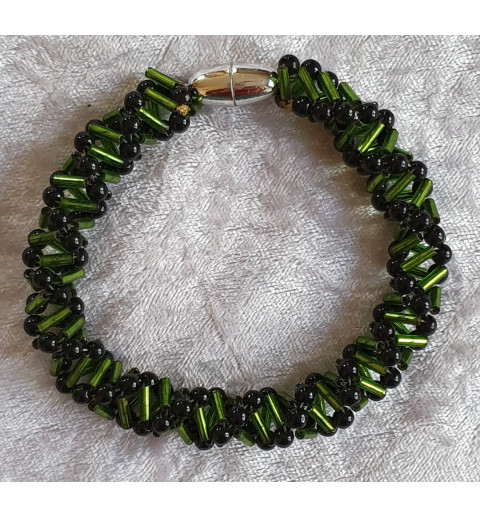 Gefädeltes Armband grün/schwarz