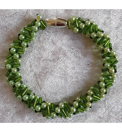 Gefädeltes Armband grün