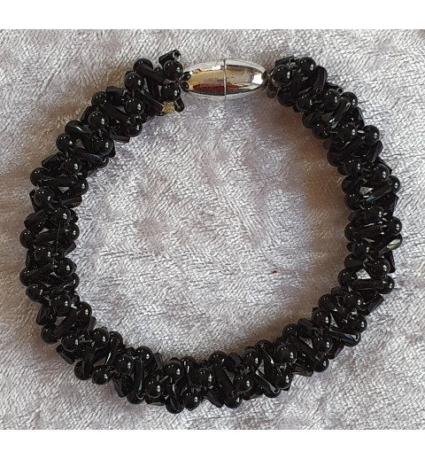 Gefädeltes Armband schwarz