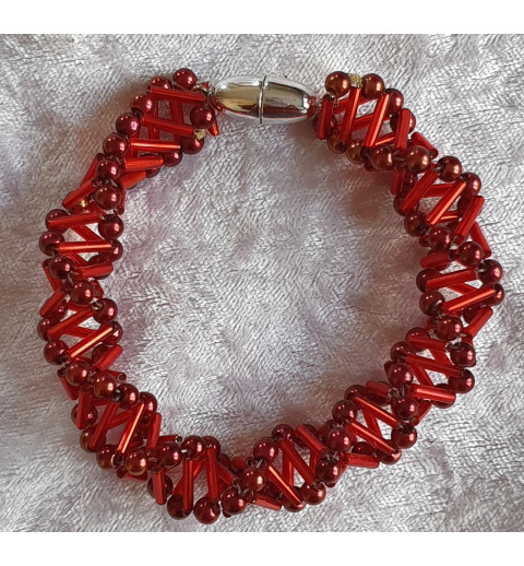 Gefädeltes Armband rot