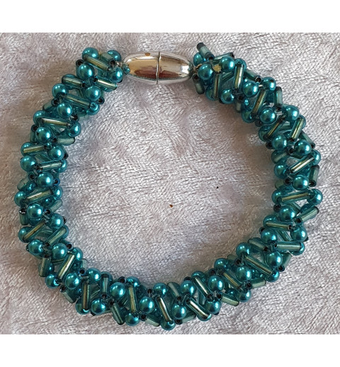 Gefädeltes Armband türkis