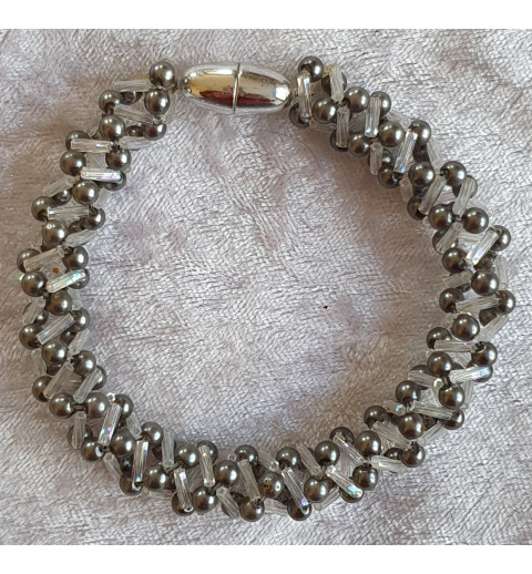 Gefädeltes Armband grau/weiss