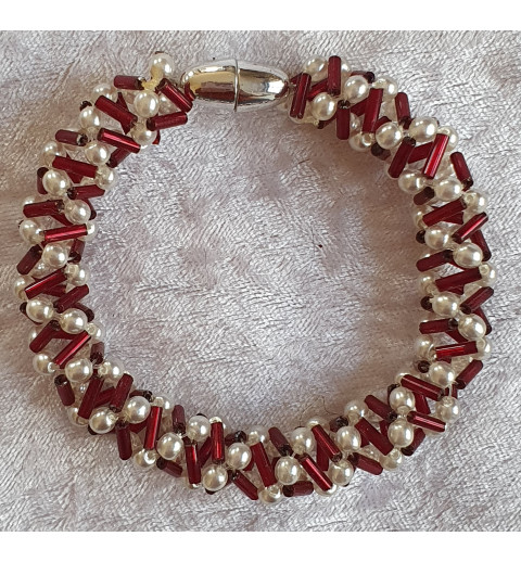 Gefädeltes Armband rot/weiss