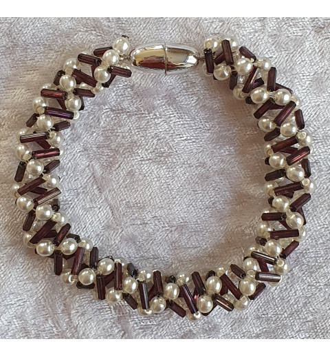 Gefädeltes Armband bordeaux/weiss