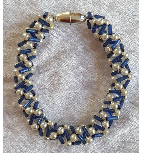 Gefädeltes Armband blau/weiss