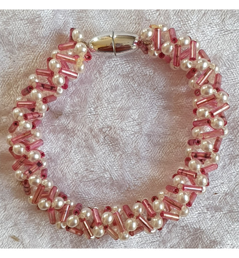 Gefädeltes Armband rosa/weiss