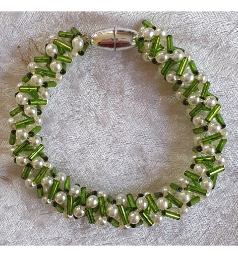 Gefädeltes Armband grün/weiss