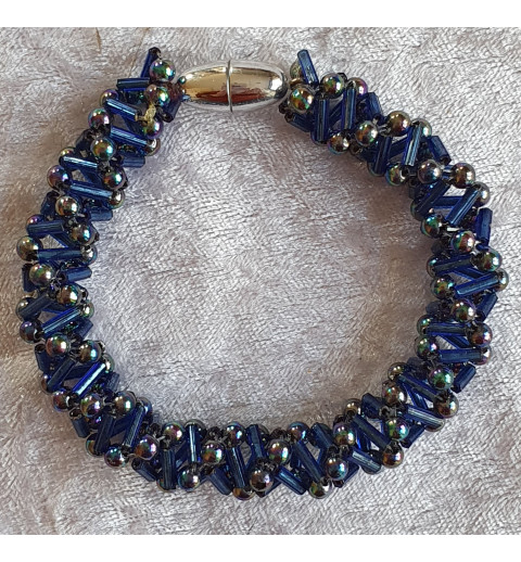 Gefädeltes Armband dunkelblau