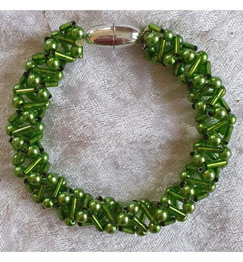 Gefädeltes Armband grün