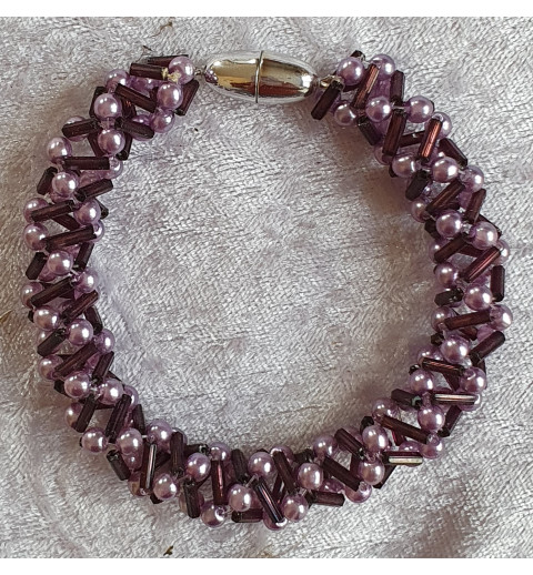 Gefädeltes Armband violette