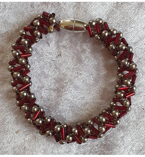 Gefädeltes Armband bordeaux/grau