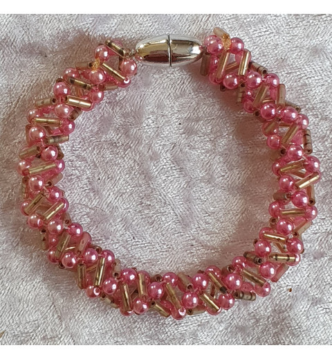 Gefädeltes Armband rosa