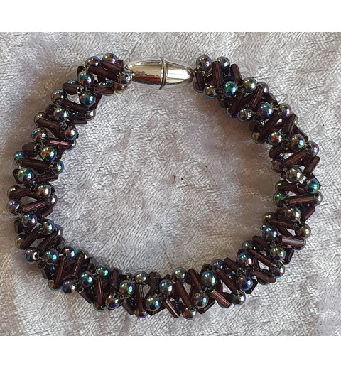 Gefädeltes Armband bordeaux/bunt