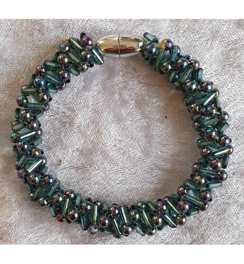 Gefädeltes Armband seegrün
