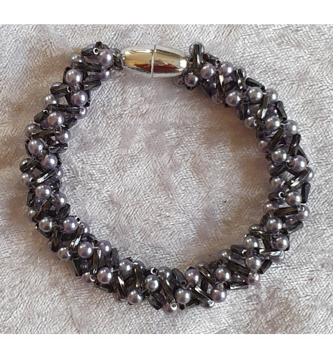 Gefädeltes Armband grau