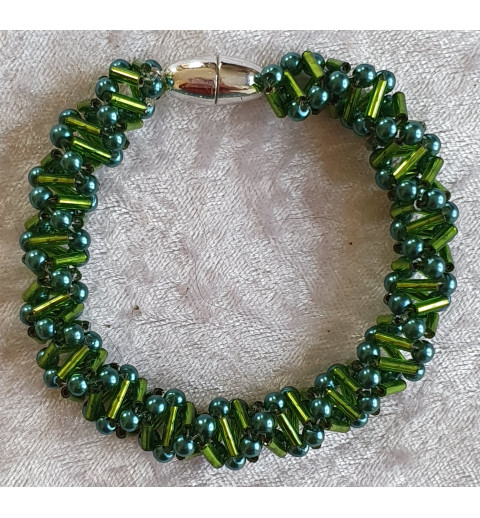 Gefädeltes Armband grün
