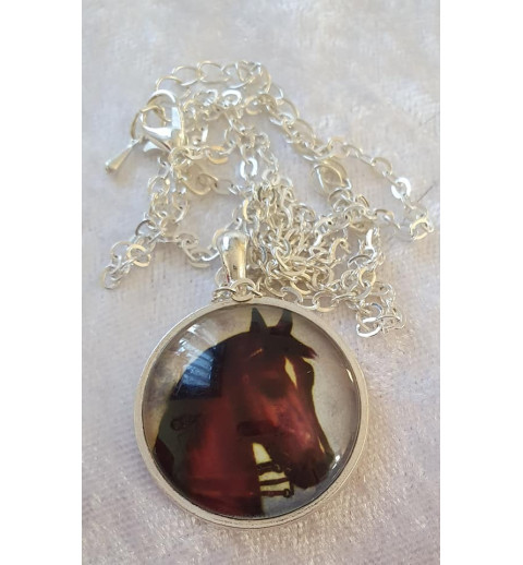 Kette mit Cabochon-Anhänger Pferd