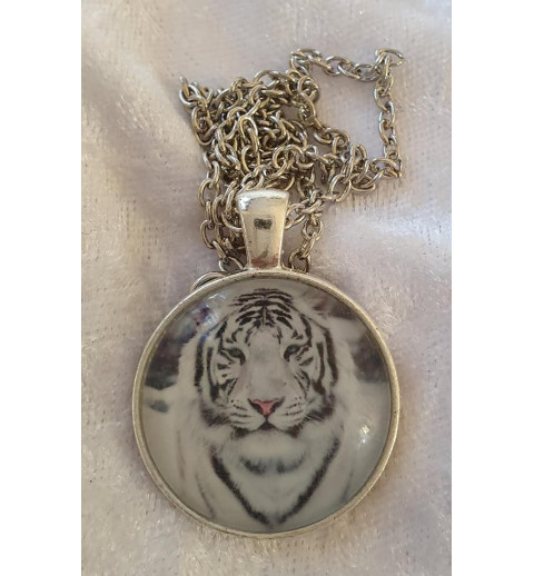 Kette mit Cabochon-Anhänger Weisser Tiger