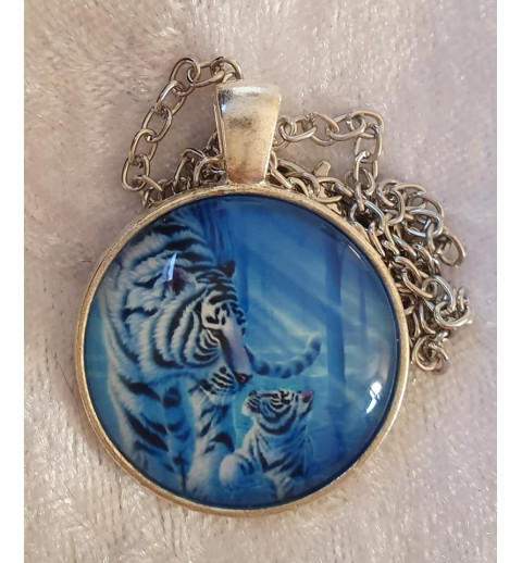 Kette mit Cabochon-Anhänger Weisser Tiger mit Jungen