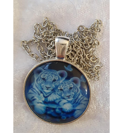 Kette mit Cabochon-Anhänger Weisse Tigerjungen