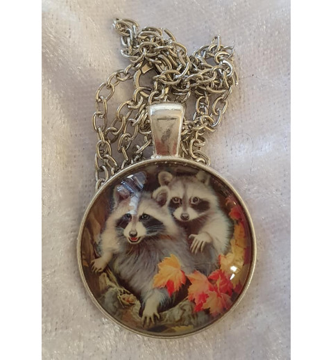 Kette mit Cabochon-Anhänger Waschbären